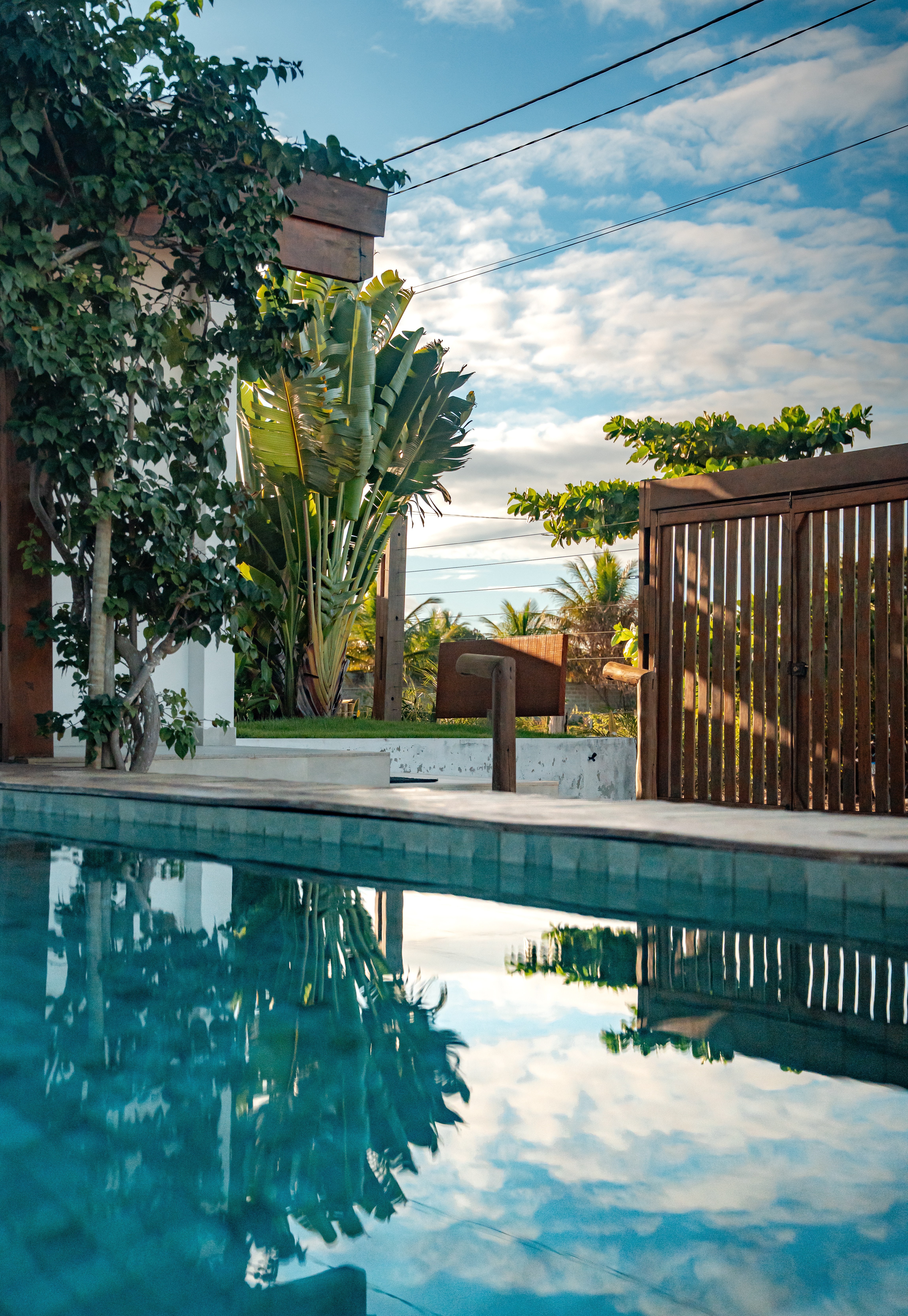 Área de convívio da Casa Orybá ao redor da piscina central